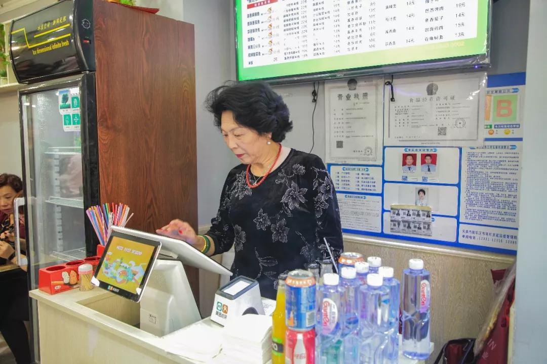 揭秘电视发明者传奇故事，探寻小巷独特小店之旅！