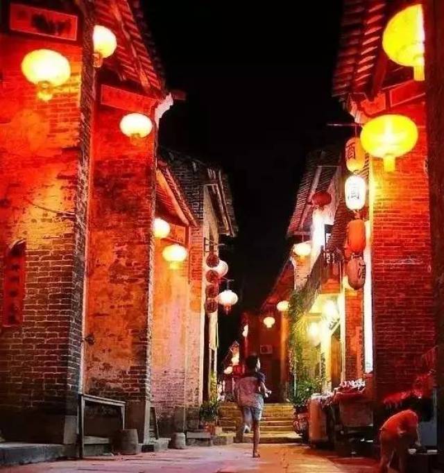 高庆国东方紫上市，小巷美食秘境，等你来探秘！
