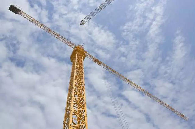 新型塔吊亮相，建筑工程技术的新里程碑