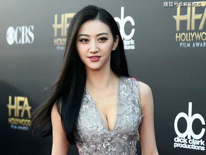 明星乳沟，引人注目的时尚焦点与公众话题热议