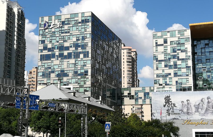 光影交织的温情之地——上海电影广场